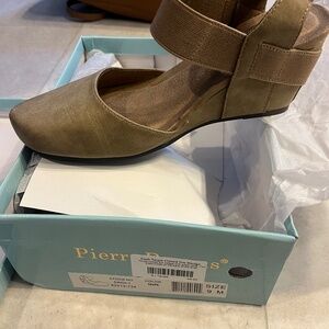 NEW IN BOX taupe wedges